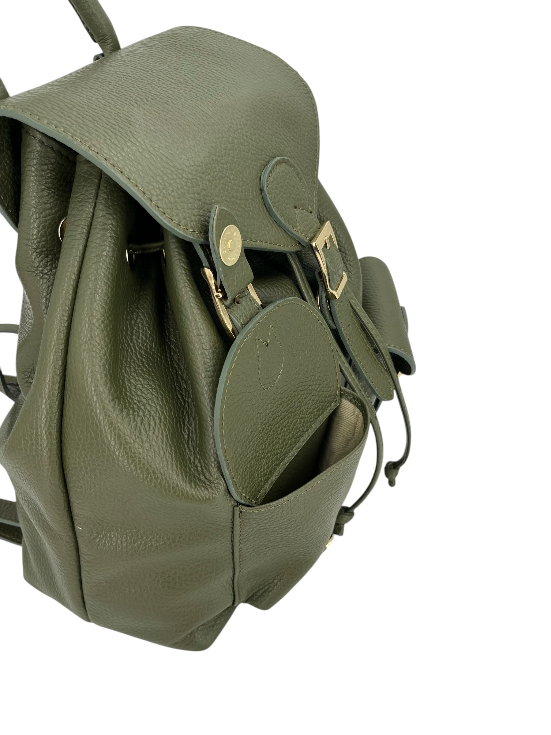 Emma – Women's backpack in genuine Italian leather with adjustable shoulder straps, spacious interior and gold buckle
