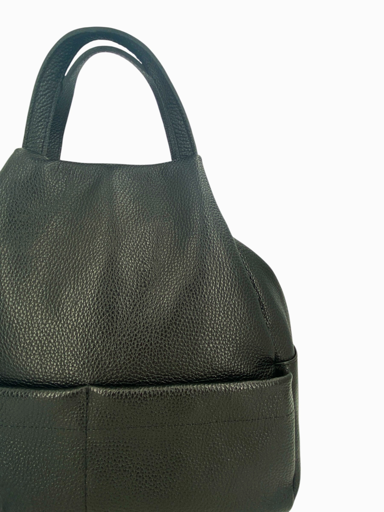 Margaux – Women's backpack in genuine Italian leather with a double gold zip and multiple pockets.